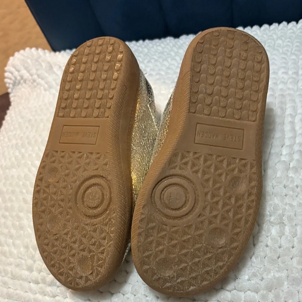 Steve Madden Kids Glittery Gold Sneakers new - Picture 2 of 3